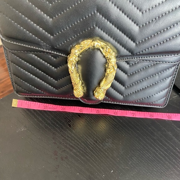 Black quilted bag with chain and horseshoe in front - Picture 9 of 10